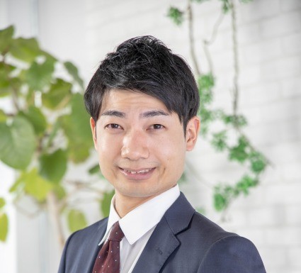 相談にのる男性スタッフ